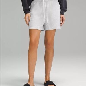 Lululemon Athletica Scuba High-Rise Short 5", Size 8, NWT, light gray